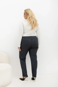 Granatowe spodnie Liora Plus Size z gumką w pasie – widok z tyłu i tylne kieszenie.