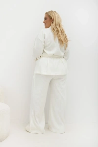 Kardigan Stay Close ecru Plus Size Oversize z paskiem i regulowanymi rękawami – widok tyłu prążkowanego fasonu zakrywającego biodra.