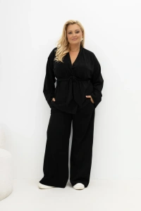 Kardigan z dzianiny prążkowej Stay Close z paskiem i regulowanymi rękawami czarny Plus Size Oversize – stylizacja z szerokimi spodniami z tej samej dzianiny.