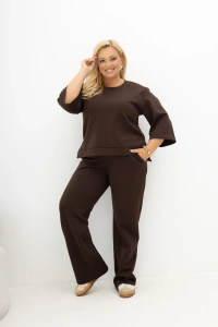 Spodnie Simple Routine czekoladowe Plus Size Oversize z prostą nogawką, gumką w pasie i kieszeniami – stylizacja z dopasowaną bluzką.