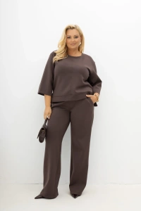 Spodnie Simple Routine w kolorze taupe/mokka Plus Size Oversize z prostą nogawką, gumką w pasie i kieszeniami – widok całej stylizacji.