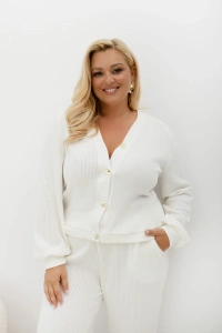 Komplet Lucky Me ecru Plus Size Oversize z prążkowanej dzianiny – sweterek zapinany na ozdobne guziki i spodnie z prostą nogawką.