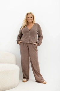Dzianinowy prążkowany komplet Lucky Me w kolorze taupe/mokka ze sweterkiem zapinanym na ozdobne guziki i spodniami z prostą nogawką Plus Size.