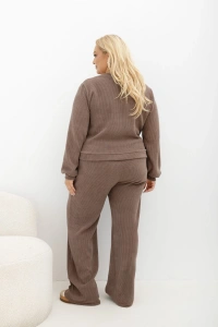 Dzianinowy komplet Lucky Me taupe/mokka widziany z tyłu – prążkowany sweterek i spodnie o prostej nogawce w wygodnym fasonie Plus Size.