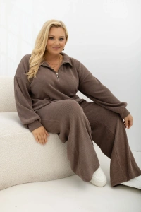 Prążkowane spodnie Good Day Ahead taupe/chłodna mokka Plus Size Oversize – wygodne spodnie na gumce z kieszeniami, stylizacja na siedząco.