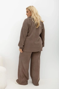 Oversizowe prążkowane spodnie Good Day Ahead w kolorze taupe/chłodna mokka Plus Size – widok z tyłu, szeroka nogawka.