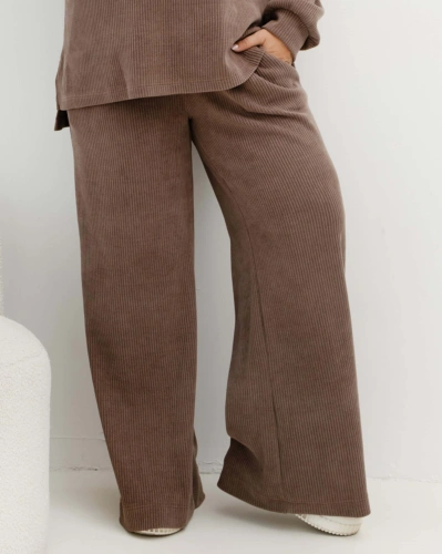 Oversizowe prążkowane spodnie Good Day Ahead na gumce z kieszeniami w kolorze taupe/chłodna mokka Plus Size Oversize
