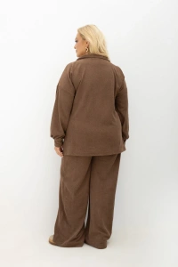Oversizowy prążkowany komplet Good Day Ahead w kolorze kakao/ciepły brąz Plus Size Oversize – widok z tyłu na bluzę o luźnym fasonie i spodnie z prostą nogawką.