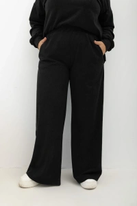 Oversizowy prążkowany komplet Good Day Ahead czarny Plus Size Oversize – zbliżenie na czarne spodnie z prostą nogawką i kieszeniami.