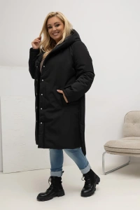 Czarny ocieplany płaszcz Cold Outside z szalowym kapturem i paskiem Plus Size – stylizacja z jeansami i botkami, widok płaszcza z przodu i z boku.