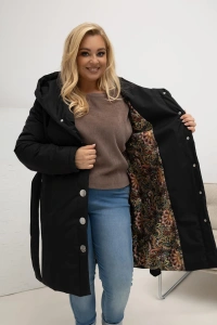 Czarny ocieplany płaszcz Cold Outside z szalowym kapturem i paskiem Plus Size – rozpięty płaszcz z wielobarwną podszewką w ornamentalny wzór.