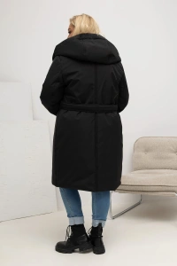 Czarny ocieplany płaszcz Cold Outside z szalowym kapturem i paskiem Plus Size – widok z tyłu na duży kaptur, pasek w talii i długość płaszcza.