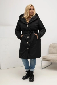 Czarny ocieplany płaszcz Cold Outside z szalowym kapturem i paskiem Plus Size – widok z przodu na płaszcz z paskiem wiązanym w talii i zapięciem na napy.