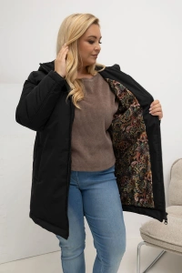 Czarna ocieplana kurtka Ready For More z kapturem Plus Size – rozpięta kurtka z dekoracyjną, wielobarwną podszewką w ornamentalny wzór.