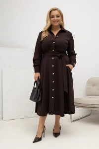 Czekoladowa sukienka koszulowa Cocoa Kiss Plus Size – elegancki fason midi z kołnierzykiem, ozdobnymi guzikami, paskiem wiązanym w talii i rozkloszowanym dołem, widok całej stylizacji z przodu.