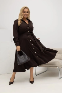 Czekoladowa sukienka koszulowa Cocoa Kiss Plus Size – rozkloszowany dół sukienki midi w ruchu, pasek podkreślający talię i ozdobne złote guziki.