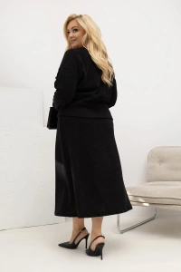 Komplet z dzianiny prążkowanej Sunday Mood z bluzką kimonową i spódnicą trapezową czarny PLUS SIZE OVERSIZE – widok z tyłu na luźny fason bluzki, prążkowaną dzianinę i trapezową spódnicę do połowy łydki.