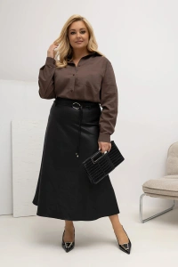 Czarna spódnica midi z ekoskórki Miss Boss z wysokim stanem i paskiem PLUS SIZE – elegancka stylizacja z brązową koszulą, widok całej sylwetki z przodu, trapezowy krój i ozdobna klamra.