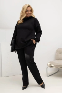 Komplet dresowy z asymetryczną tuniką Chilly Morning czarny PLUS SIZE – widok z przodu pod kątem, ukazujący swobodny fason tuniki, asymetryczny dół i spodnie z kieszeniami.