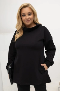 Komplet dresowy z asymetryczną tuniką Chilly Morning czarny PLUS SIZE – zbliżenie na szeroki, golfowy dekolt, luźny krój tuniki, kieszenie i wykończenie rękawów.