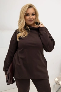 Komplet dresowy z asymetryczną tuniką Chilly Morning czekoladowy PLUS SIZE – zbliżenie na golfowy dekolt, fason i detale tuniki.