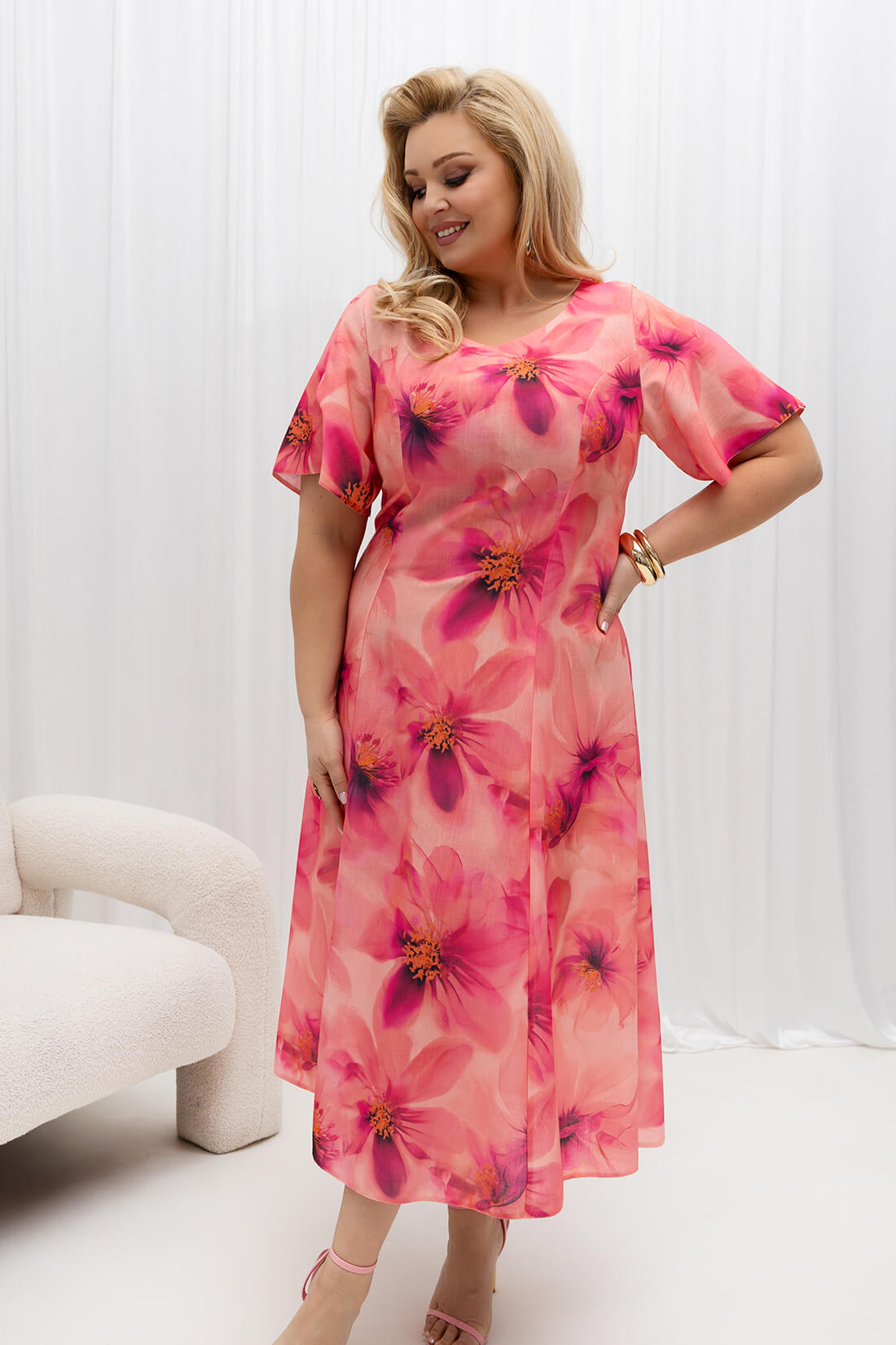 Elegancka sukienka Lori koralowo-różowa w duże kwiaty na wesele - 1