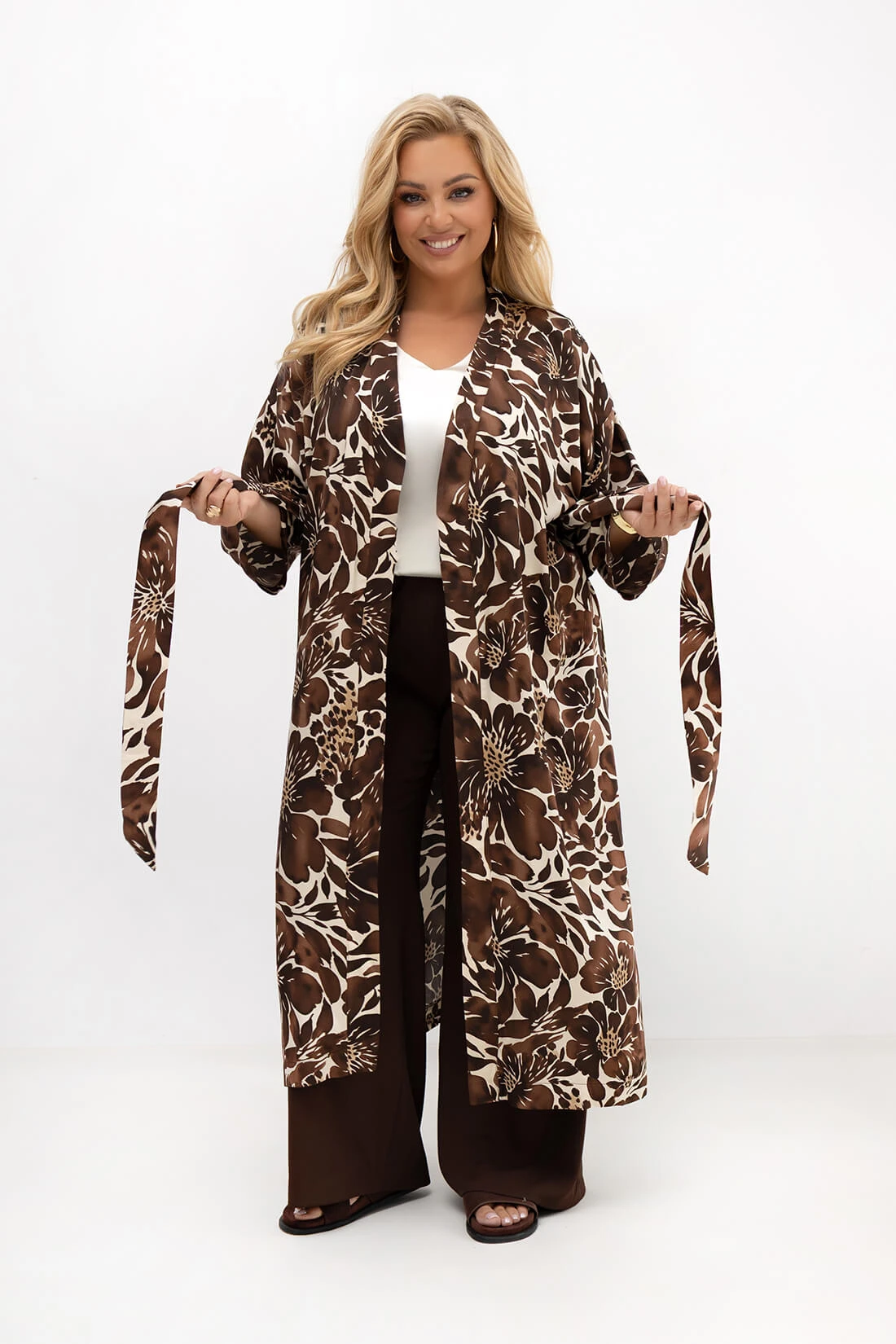Długie kimono Adele plus size z paskiem do wiązania w brązowy kwiatowy wzór. Lekka narzutka z wiskozy dla kobiet plus size.