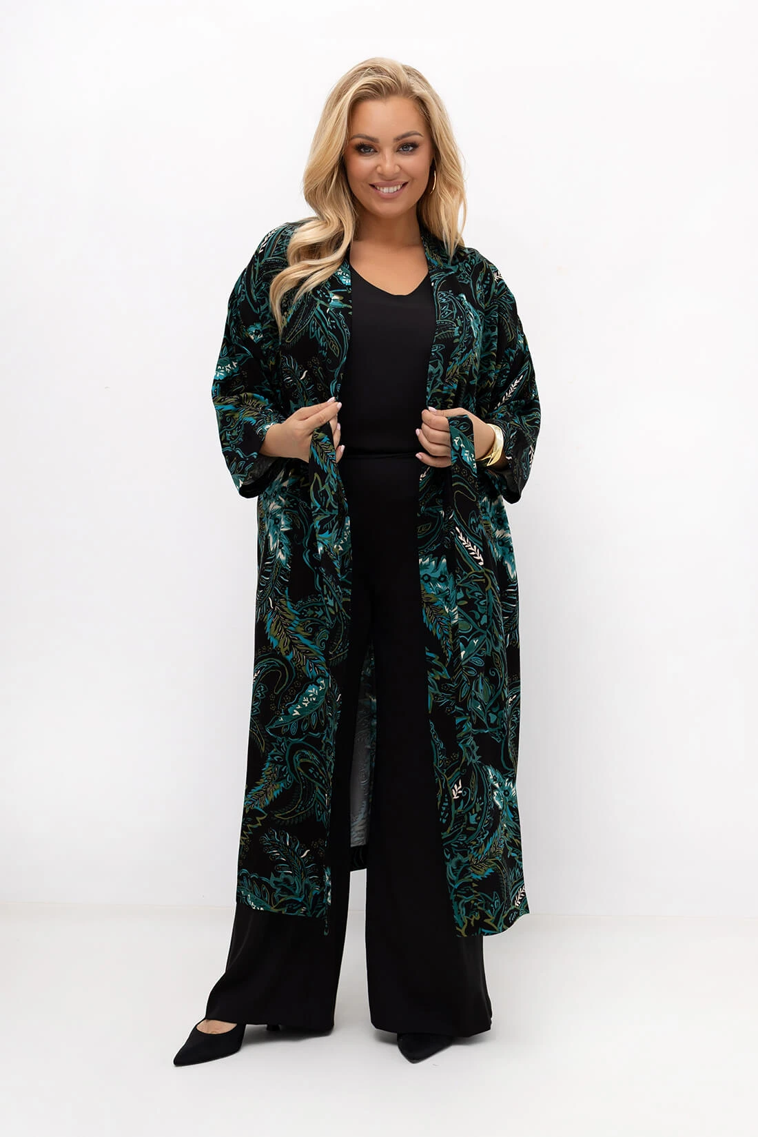 Kimono plus size w czarno-turkusowy wzór paisley, długie i lekkie, idealne jako narzutka do eleganckich oraz codziennych stylizacji.