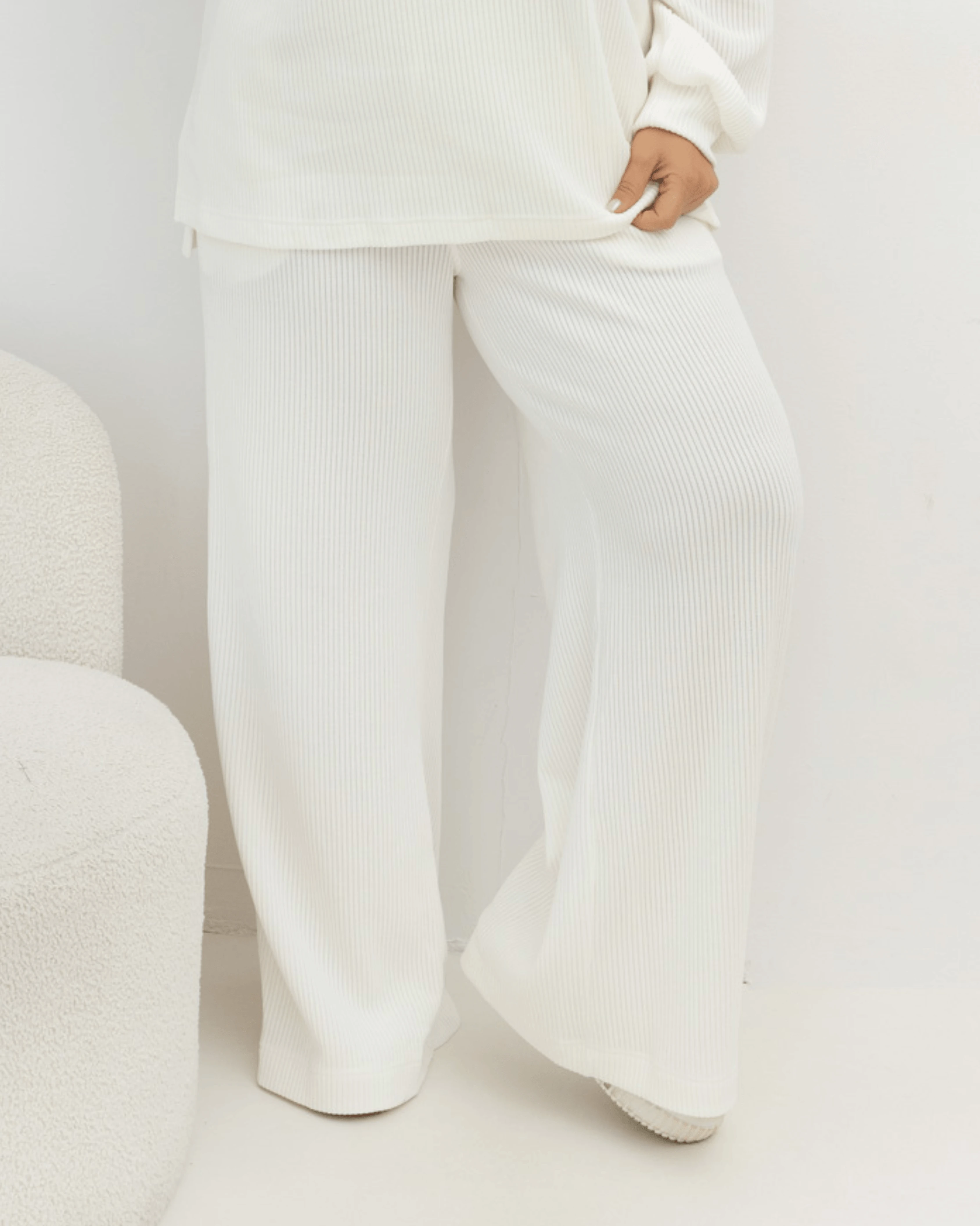 Ecru prążkowane spodnie Good Day Ahead Plus Size z prostą nogawką – zbliżenie pokazujące fakturę dzianiny, swobodny krój i kieszeń.