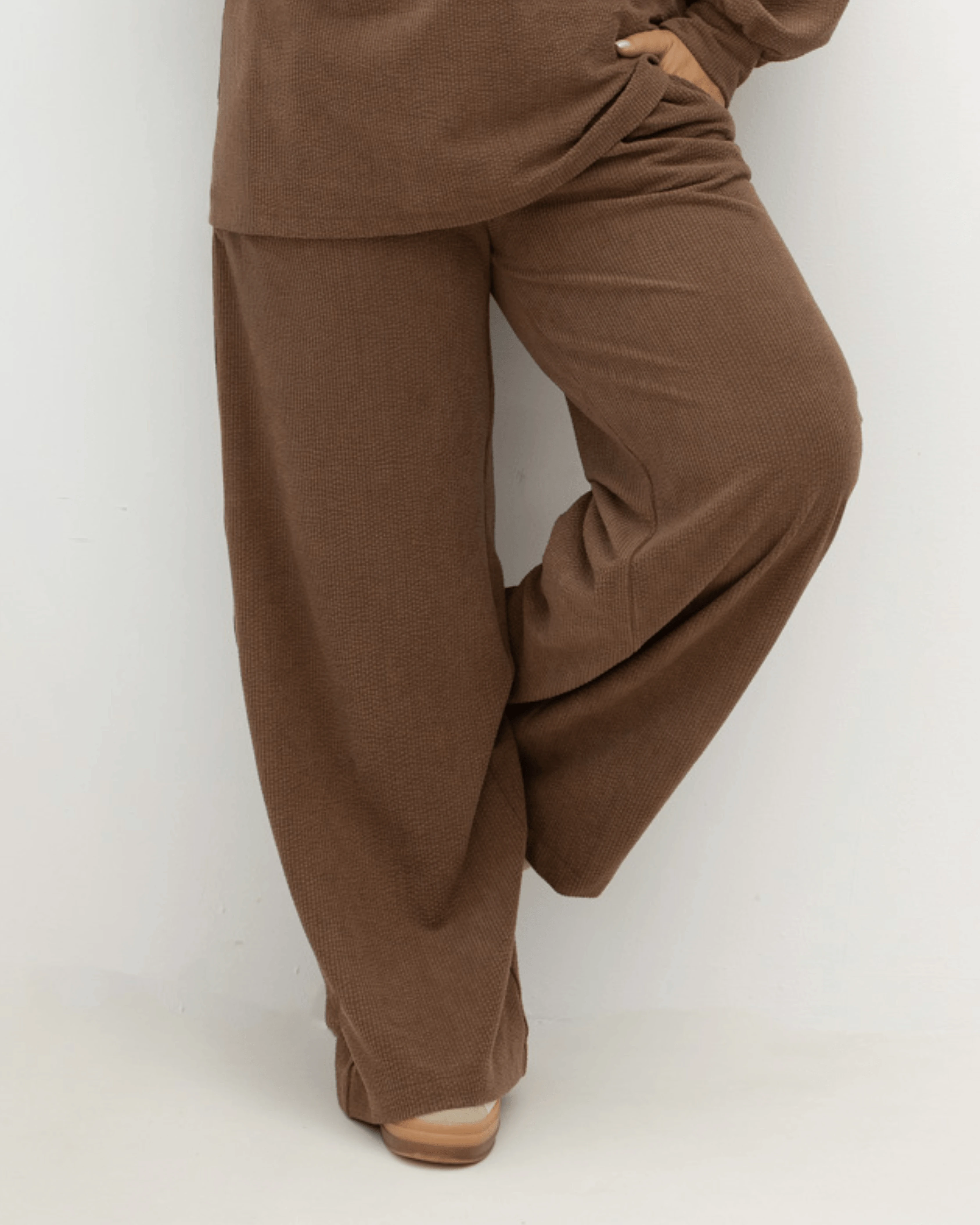 Detal oversizowych prążkowanych spodni Good Day Ahead kakao/ciepły brąz Plus Size z prostą nogawką i kieszeniami.