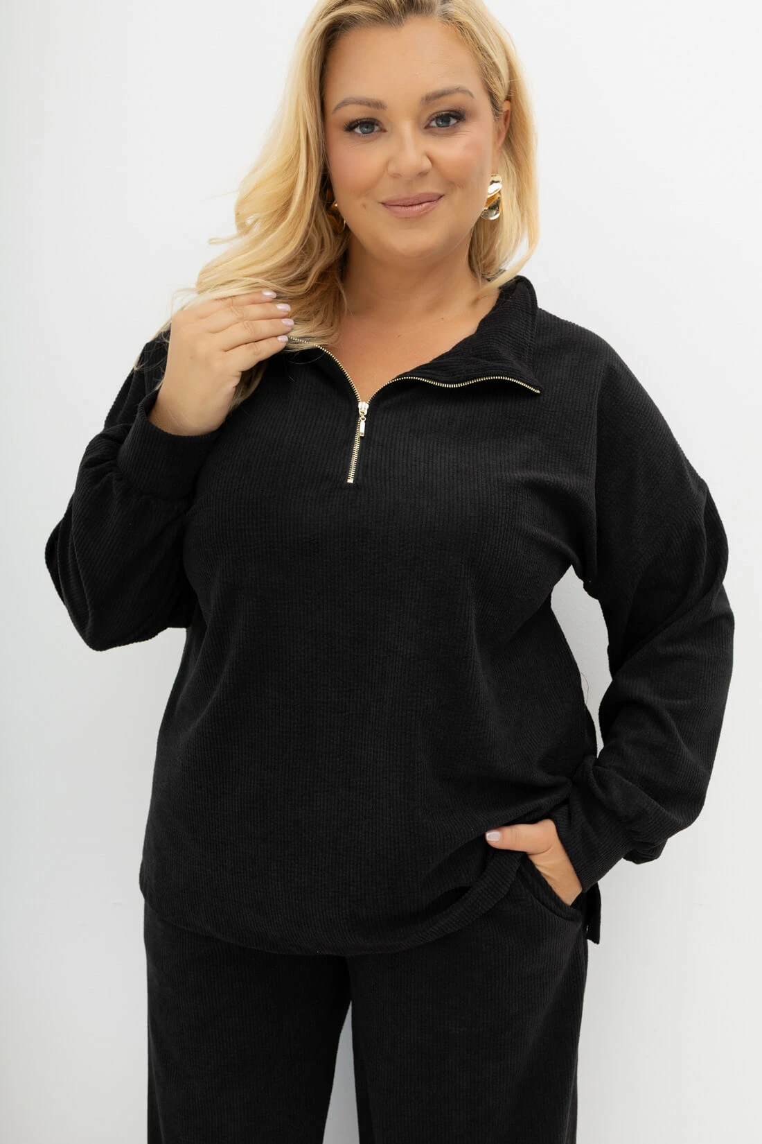 Oversizowa prążkowana czarna bluza Good Day Ahead z kołnierzem i zamkiem Plus Size Oversize – zbliżenie na fason i detale.